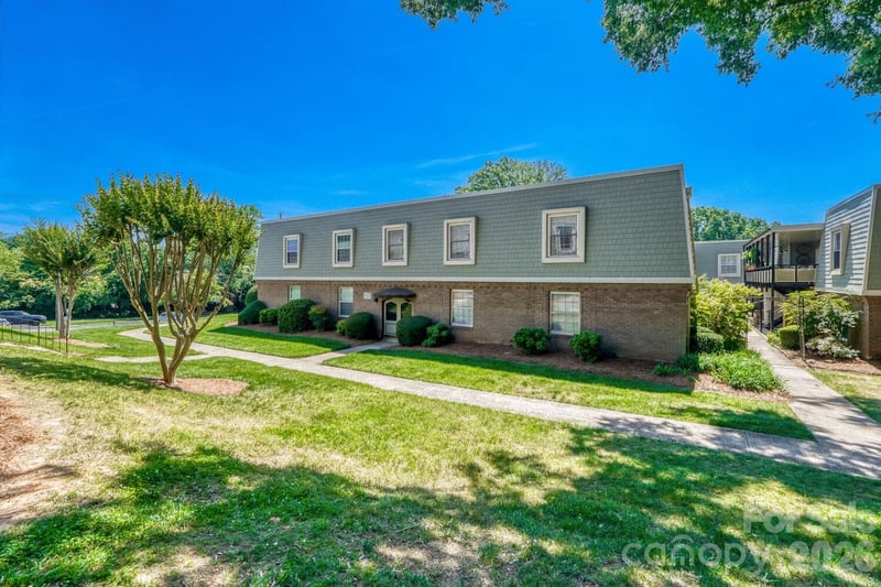 2610 Park Road B, Charlotte, NC - 2 beds, 1.5 baths, 886 sqft - $274,000