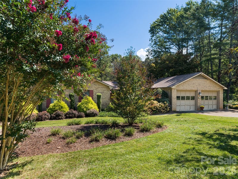 40 Applecross Road, Weaverville, NC - 3 beds, 3.5 baths, 3,276 sqft - $625,000