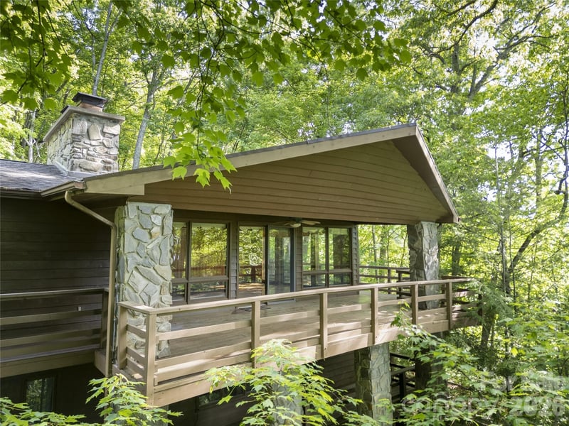 1126 Scenic Circle, Waynesville, NC - 2 beds, 2.5 baths, 2,694 sqft - $695,000