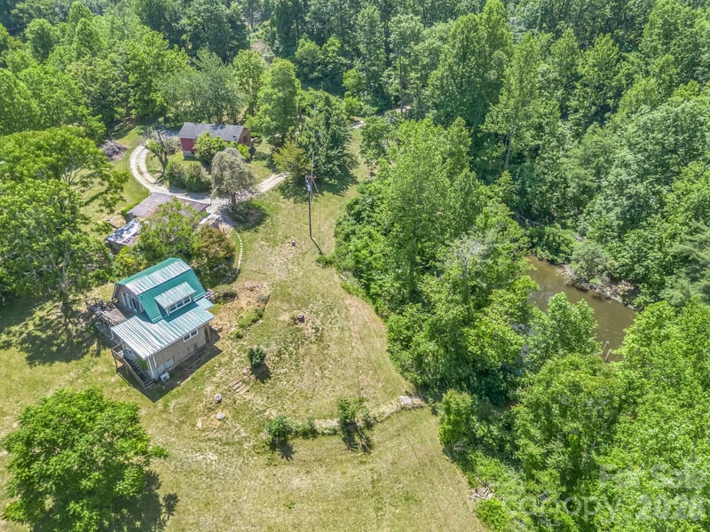 255 & 257 Crescent Street, Saluda, NC - 5 beds, 5 baths, 1,377 sqft - $650,000