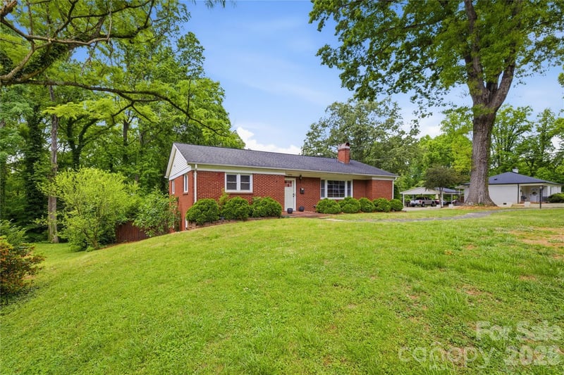 200 Falls Street, Morganton, NC - 3 beds, 2 baths, 2,764 sqft - $330,000