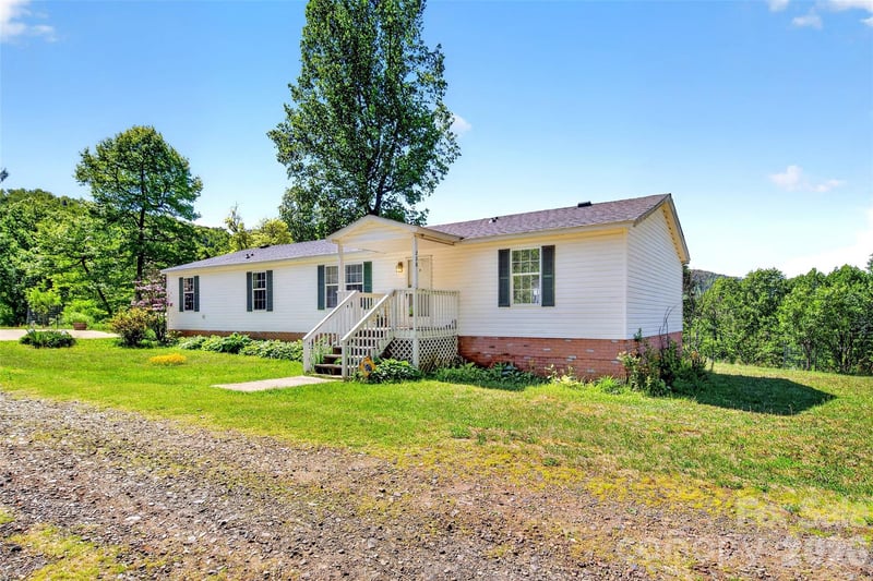 298 Wolf Crossing, Bakersville, NC - 3 beds, 2 baths, 1,644 sqft - $350,000