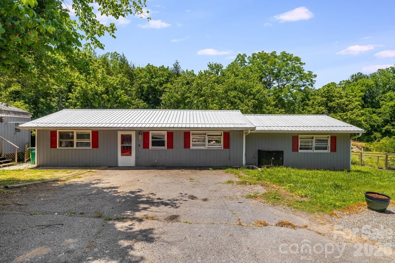 67 Banks Town Road, Weaverville, NC - 2 beds, 2 baths, 1,137 sqft - $285,000