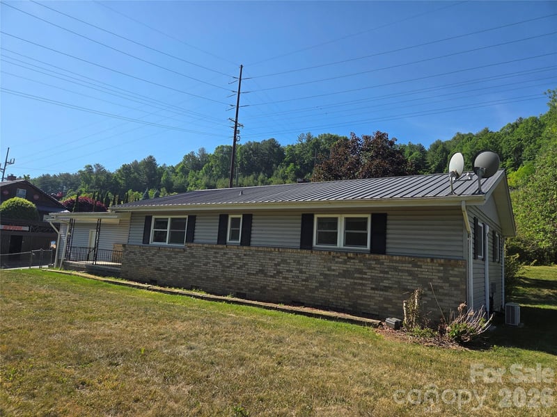 42 East Boulevard, Burnsville, NC - 2 beds, 2 baths, 1,309 sqft - $325,000