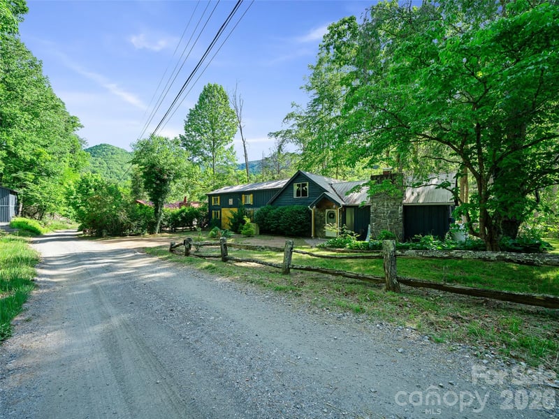 137 Mountain Farm Road, Burnsville, NC - 4 beds, 3 baths, 2,236 sqft - $289,000