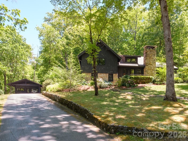 212 SE Shore Drive, Lake Toxaway, NC - 3 beds, 3.5 baths, 2,660 sqft - $1,400,000