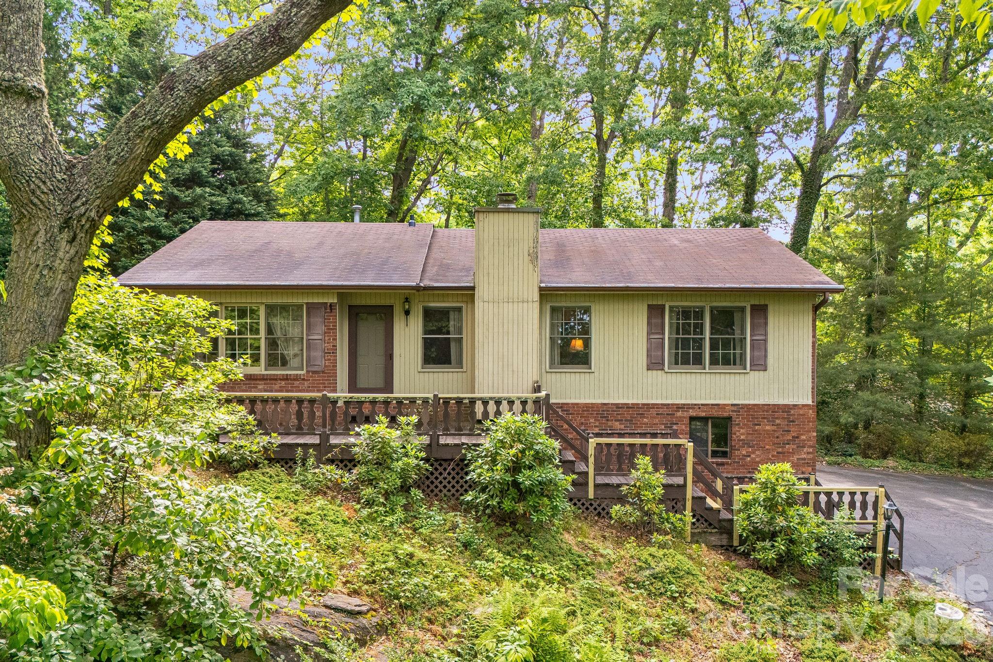 636 Goldview Drive, Hendersonville, NC. property listing photo