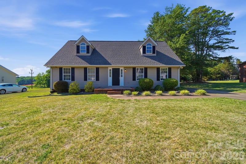 313 Sunrise Circle, Shelby, NC - 3 beds, 2.5 baths, 2,076 sqft - $344,900