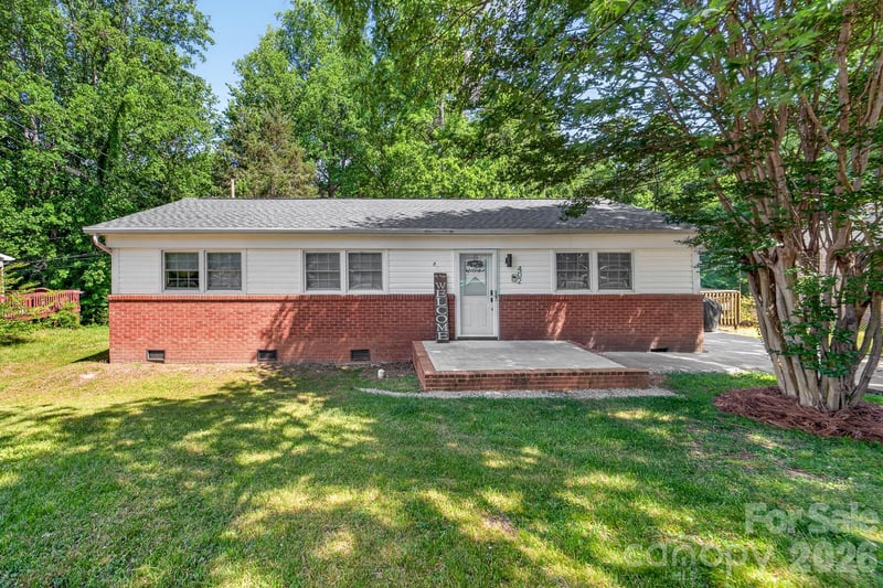 402 Wooddale Drive, Dallas, NC - 3 beds, 1.5 baths, 1,239 sqft - $219,500