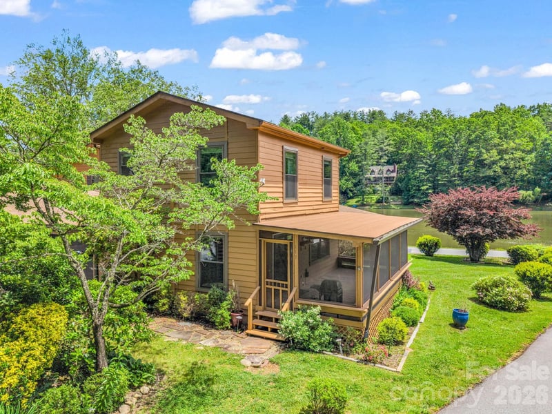 117 Willow Way, Hendersonville, NC - 2 beds, 1 bath, 1,054 sqft - $250,000