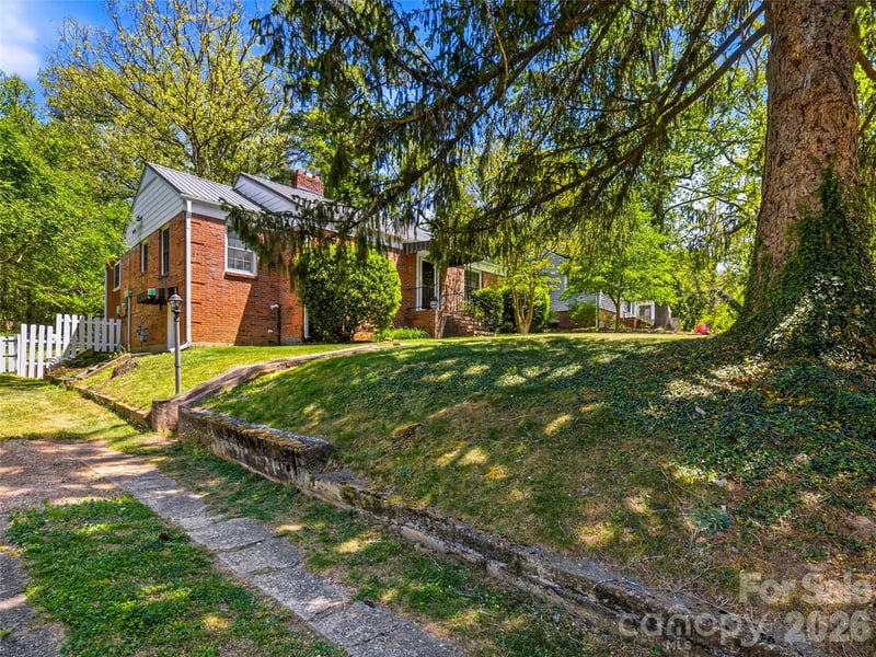28 Canterbury Road, Asheville, NC - 3 beds, 1 bath, 1,276 sqft - $408,500