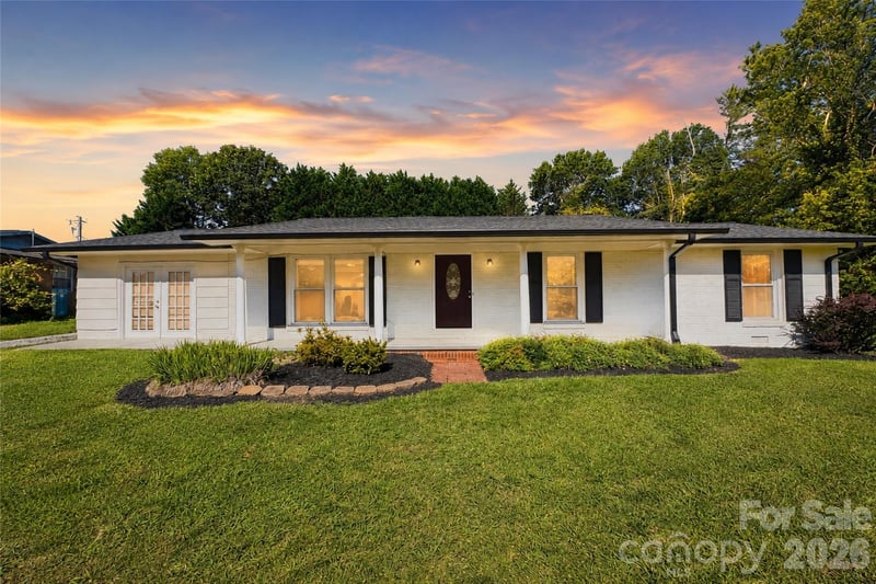 2121 24th Street NE, Hickory, NC - 3 beds, 1.5 baths, 1,540 sqft - $270,000