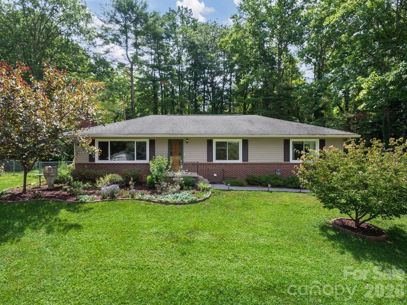 112 Lyndale Road, Hendersonville, NC - 3 beds, 2 baths, 1,431 sqft - $405,000