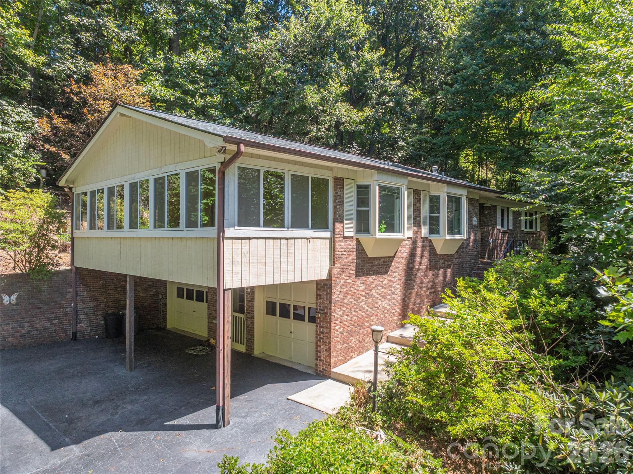 446 Deerhaven Ln, Hendersonville, NC 28791. property listing photo