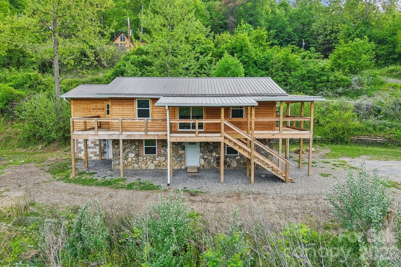 137 Red Maple Lane, Burnsville, NC - 6 beds, 3,144 sqft - $1,050,000