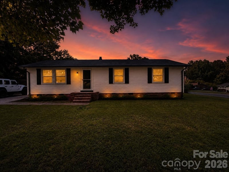 617 Oakwood Lane, Gastonia, NC - 3 beds, 2 baths, 1,152 sqft - $279,900