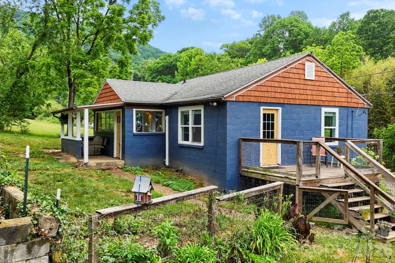 6 Mountain View Road, Asheville, NC - 5 beds, 3 baths, 719 sqft - $369,000