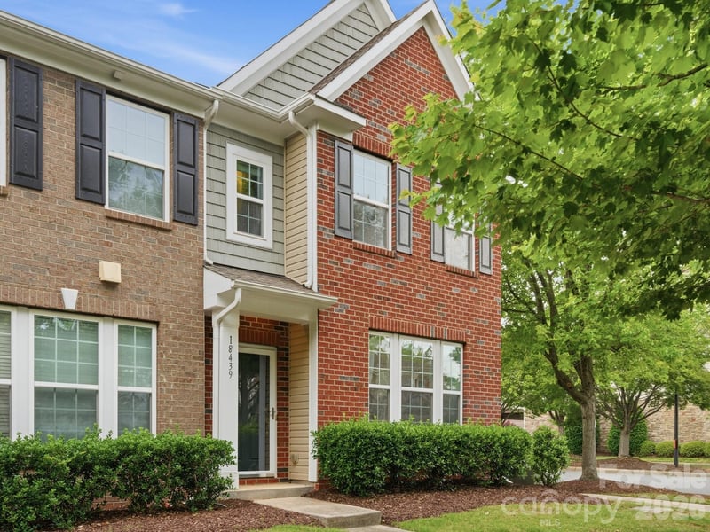 18439 The Commons Boulevard, Cornelius, NC - 3 beds, 2.5 baths, 1,914 sqft - $375,000