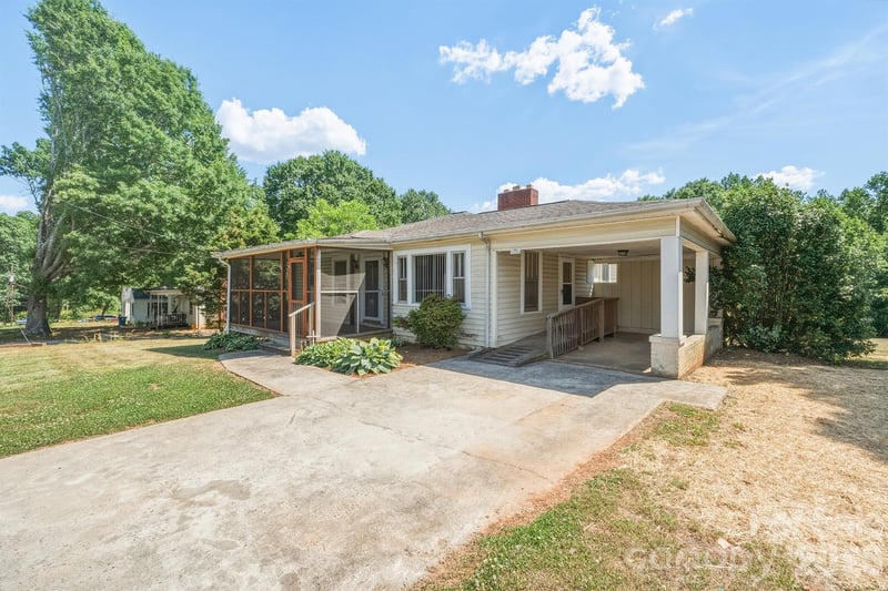 2308 11th Avenue NE, Hickory, NC - 3 beds, 1 bath, 1,105 sqft - $199,900