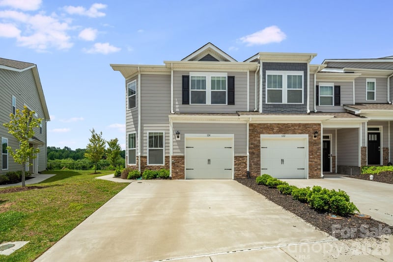 124 Creekview Road, Hendersonville, NC - 3 beds, 2.5 baths, 1,760 sqft - $374,000