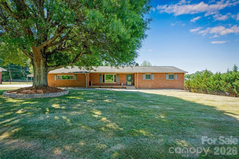 226 28th Avenue Place NE, Hickory, NC - 4 beds, 3 baths, 2,511 sqft - $500,000