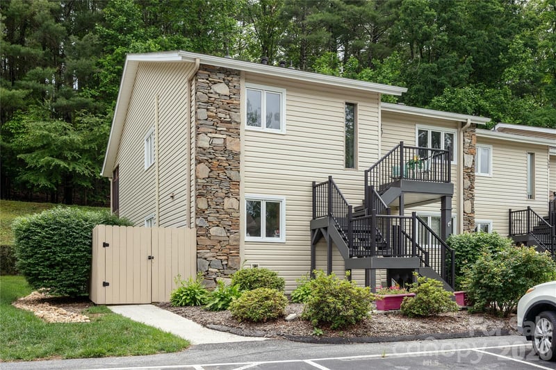 580 Britton Creek Drive, Hendersonville, NC - 2 beds, 2 baths, 1,250 sqft - $250,000