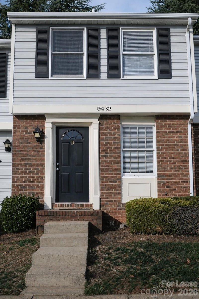 9424-B Lexington Circle, Charlotte, NC - 3 beds, 2.5 baths, 1,110 sqft - $1,700