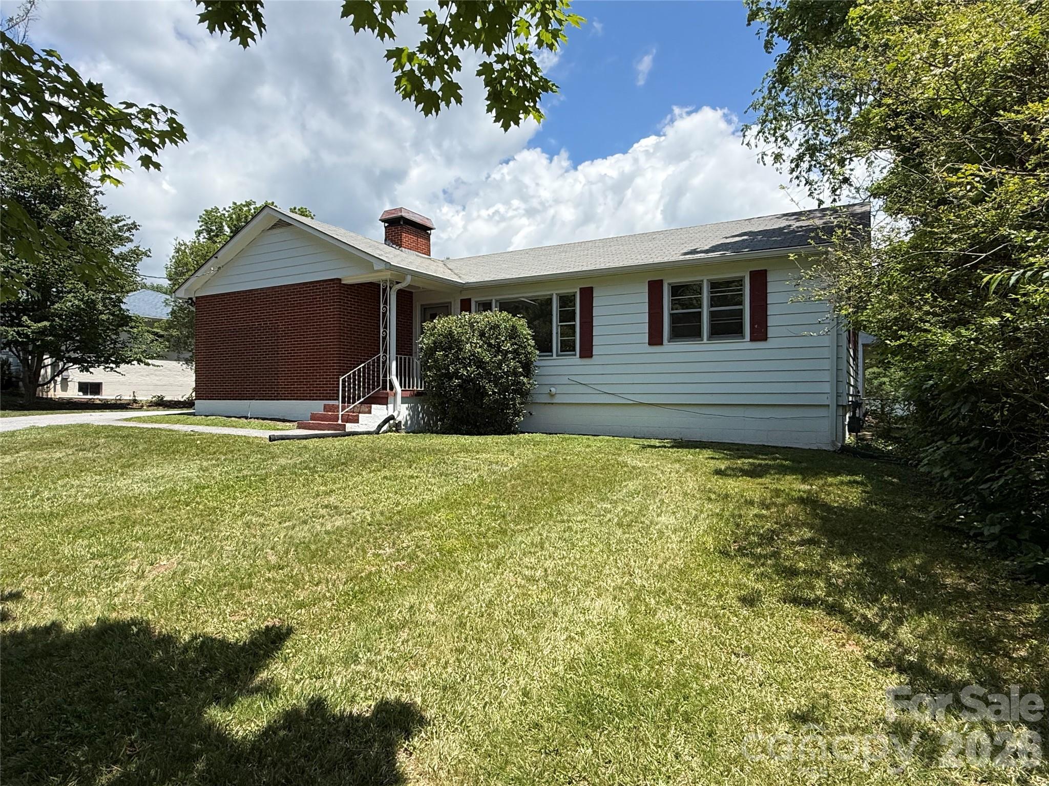 17 N Pershing Road, Asheville, NC. property listing photo