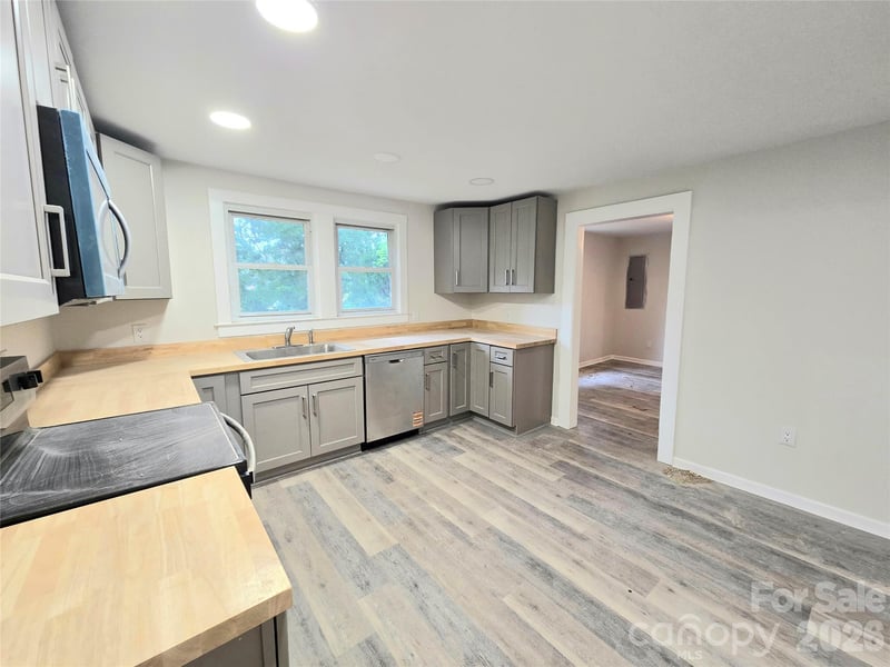 357 8th Avenue Drive SW, Hickory, NC - 3 beds, 1 bath, 1,442 sqft - $204,250