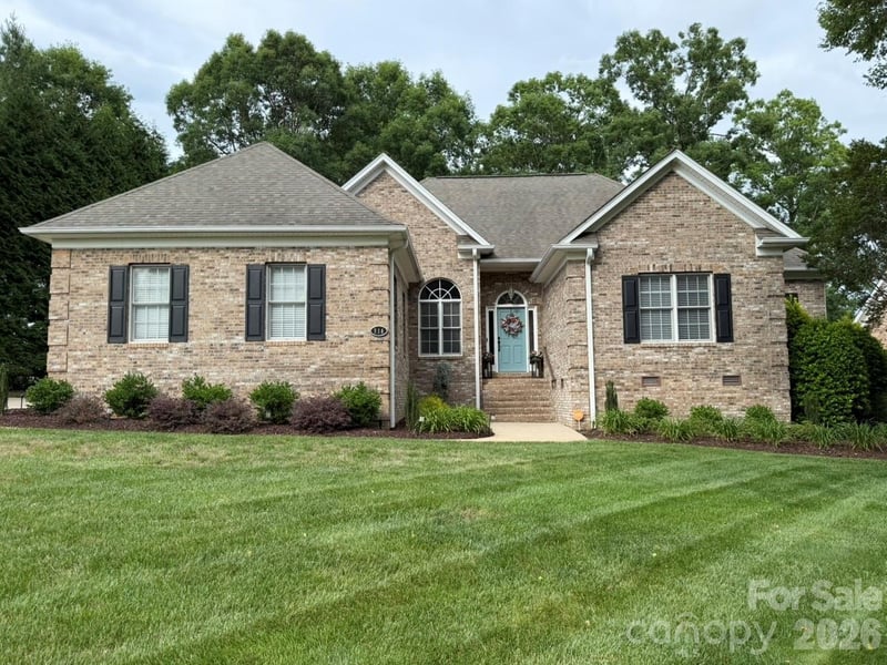 914 Players Ridge Road, Hickory, NC - 3 beds, 2.5 baths, 2,369 sqft - $599,900
