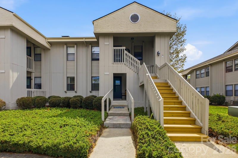 2305 Abbey Circle, Asheville, NC - 2 beds, 2 baths, 1,202 sqft - $275,000