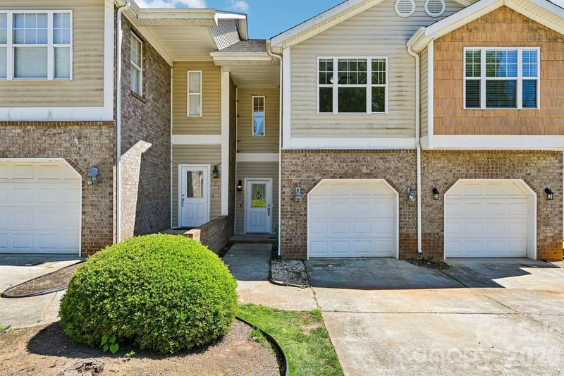 109 Sherman Oaks Lane, Mooresville, NC - 2 beds, 2.5 baths, 1,421 sqft - $229,000