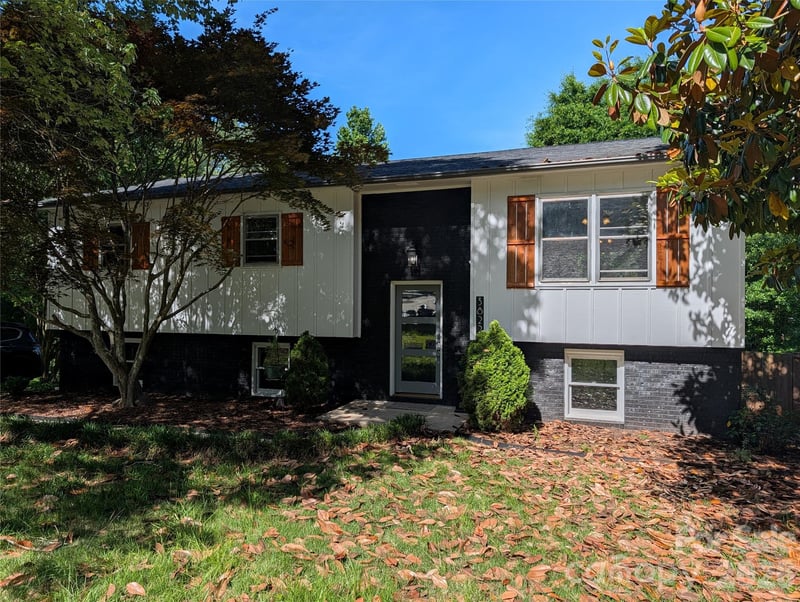 3822 Newhall Drive NW, Conover, NC - 4 beds, 2 baths, 2,294 sqft - $284,000