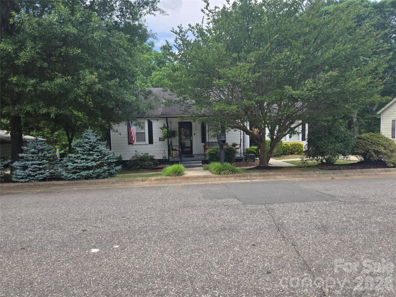 156 S Caldwell Avenue, Newton, NC - 3 beds, 1 bath, 895 sqft - $275,000