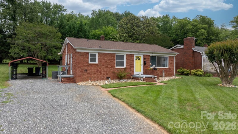 1423 16th Avenue NE, Hickory, NC - 3 beds, 1 bath, 1,080 sqft - $212,000