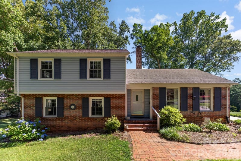121 E Summersby Street, Fort Mill, SC - 4 beds, 1.5 baths, 1,701 sqft - $425,000