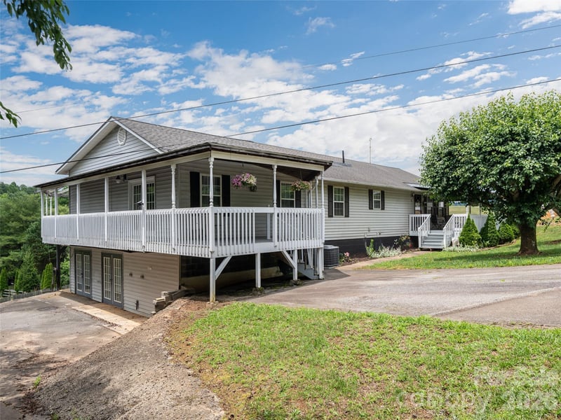 9 Coquina Lane, Leicester, NC - 3 beds, 3 baths, 3,438 sqft - $539,000
