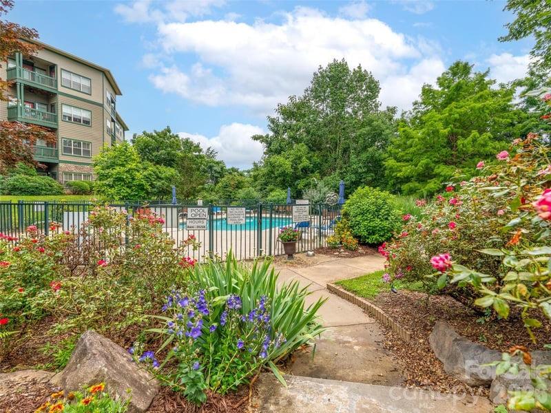 9 Kenilworth Knoll Apt 108, Asheville, NC - 2 beds, 2 baths, 1,137 sqft - $295,000