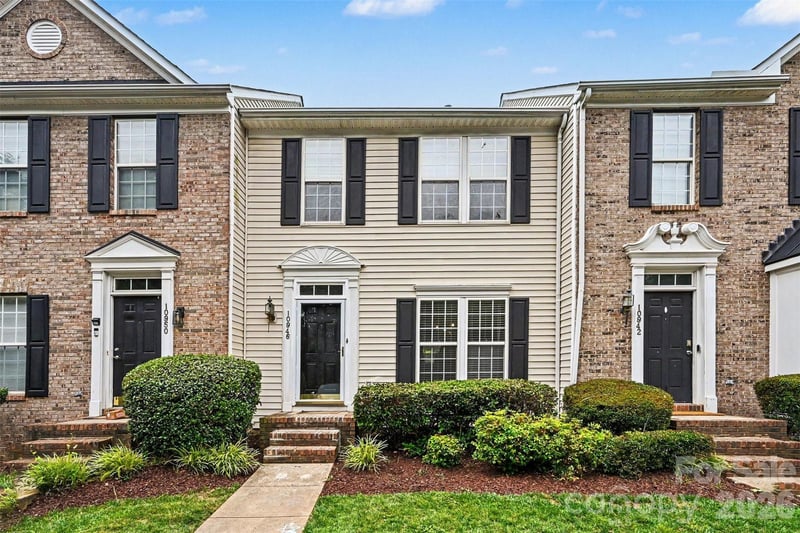 10946 Garden Oaks Lane, Charlotte, NC - 3 beds, 3.5 baths, 2,199 sqft - $235,000