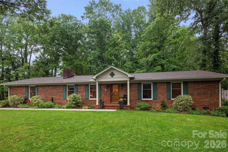 126 Mockingbird, Hendersonville, NC - 3 beds, 3 baths, 2,280 sqft - $625,000