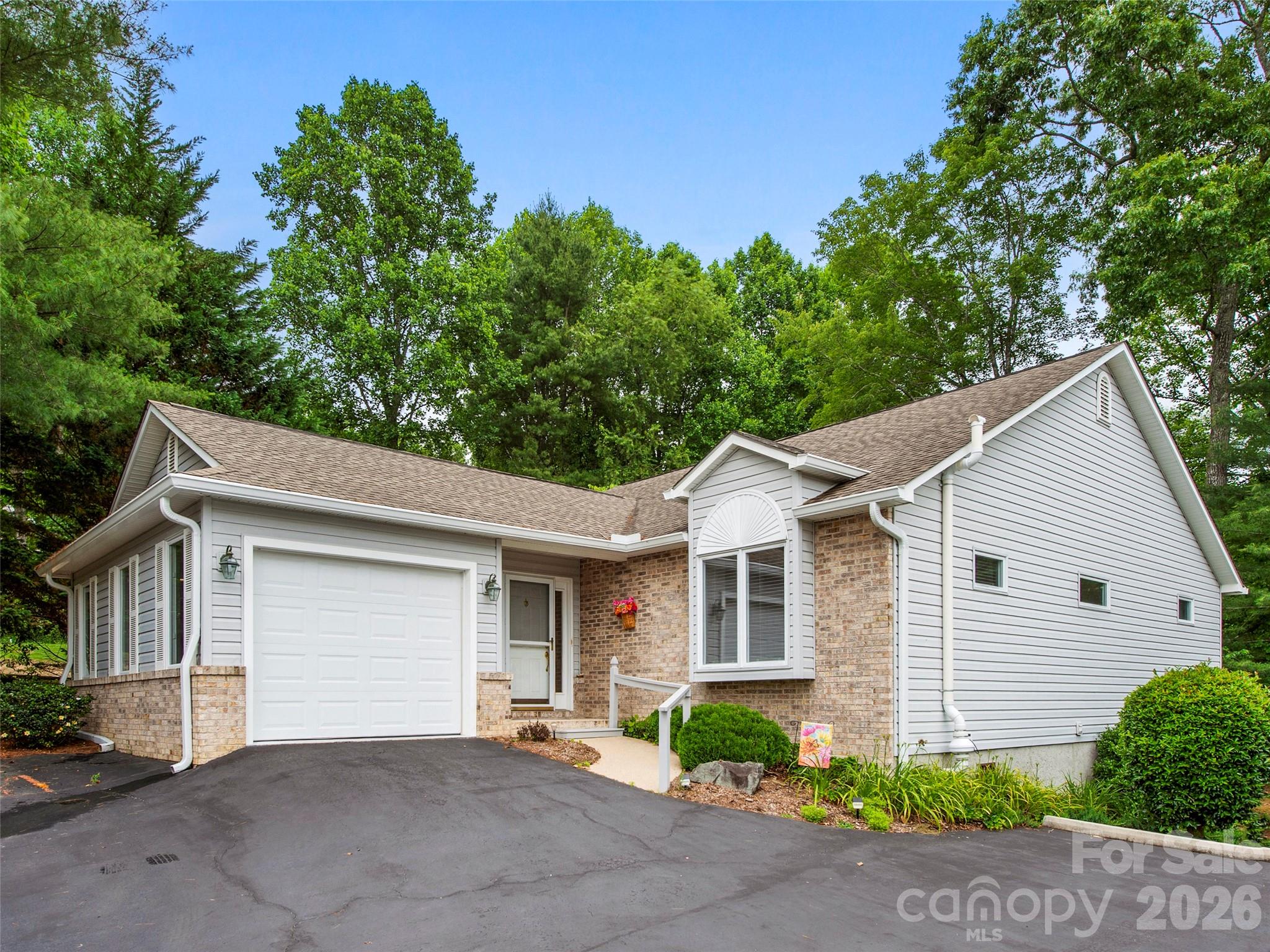 83 Laurel Ridge Place, Hendersonville, NC — property listing photo