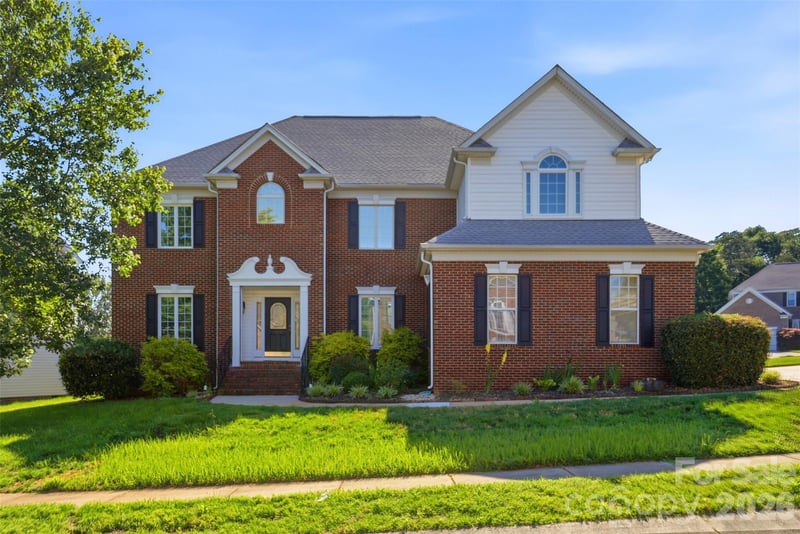 13937 Dovehunt Place, Charlotte, NC - 4 beds, 3 baths, 3,235 sqft - $759,000