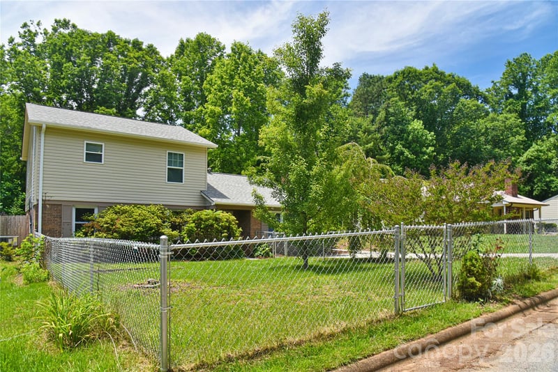 115 Wicklow Drive, Asheville, NC - 4 beds, 3 baths, 2,092 sqft - $419,900