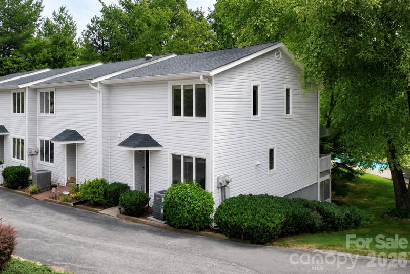 54 Hollybrook Drive, Asheville, NC - 2 beds, 2.5 baths, 1,824 sqft - $310,000