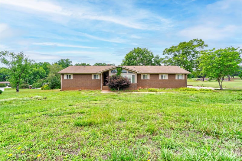 3016 Longwood Drive, Shelby, NC - 3 beds, 2 baths, 2,143 sqft - $295,000