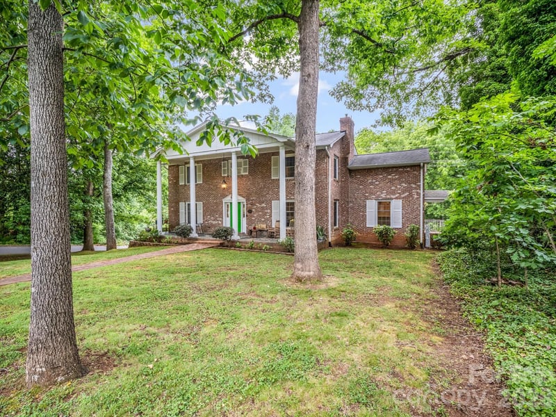 224 Windsor Drive, Shelby, NC - 4 beds, 3 baths, 3,435 sqft - $474,900