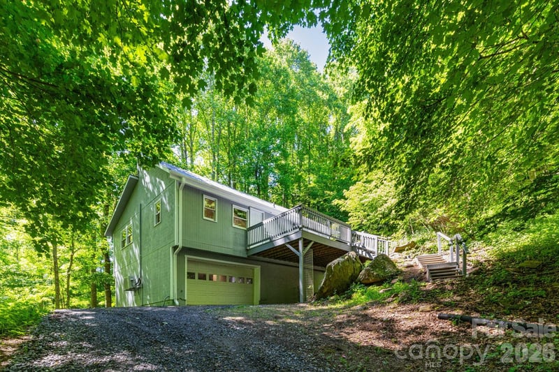 109 Narrow Way Road, Burnsville, NC - 2 beds, 3 baths, 1,116 sqft - $289,000