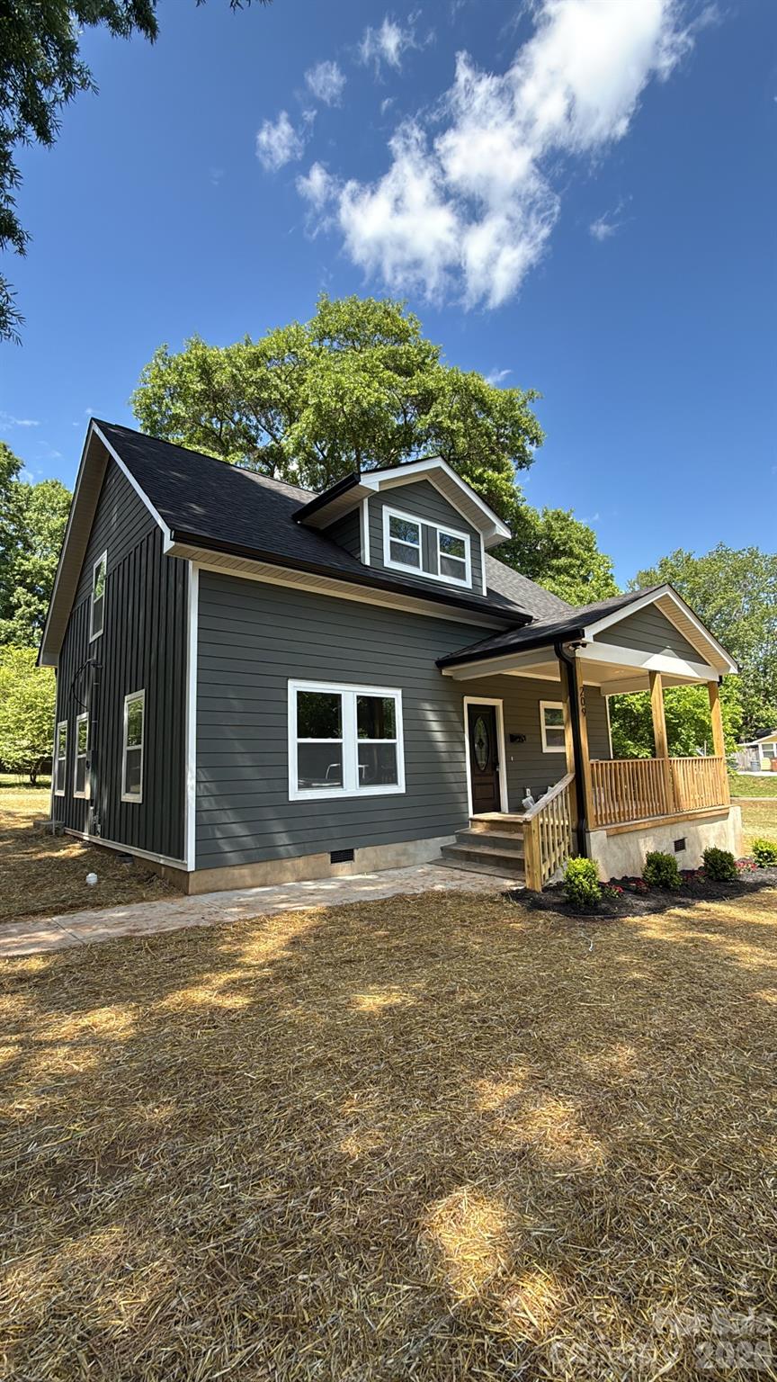 209 East Dixon Street, Lincolnton, NC — property listing photo