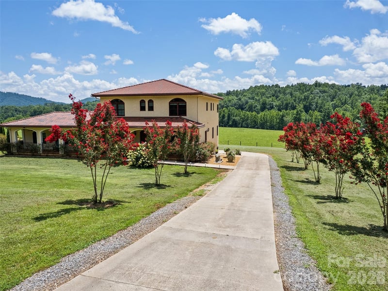 1418 Landis Lane, Nebo, NC - 3 beds, 3.5 baths, 4,143 sqft - $3,600,000
