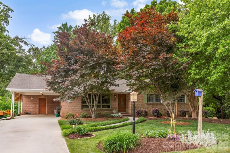 112 Amity Circle, Belmont, NC - 3 beds, 2.5 baths, 2,764 sqft - $443,900